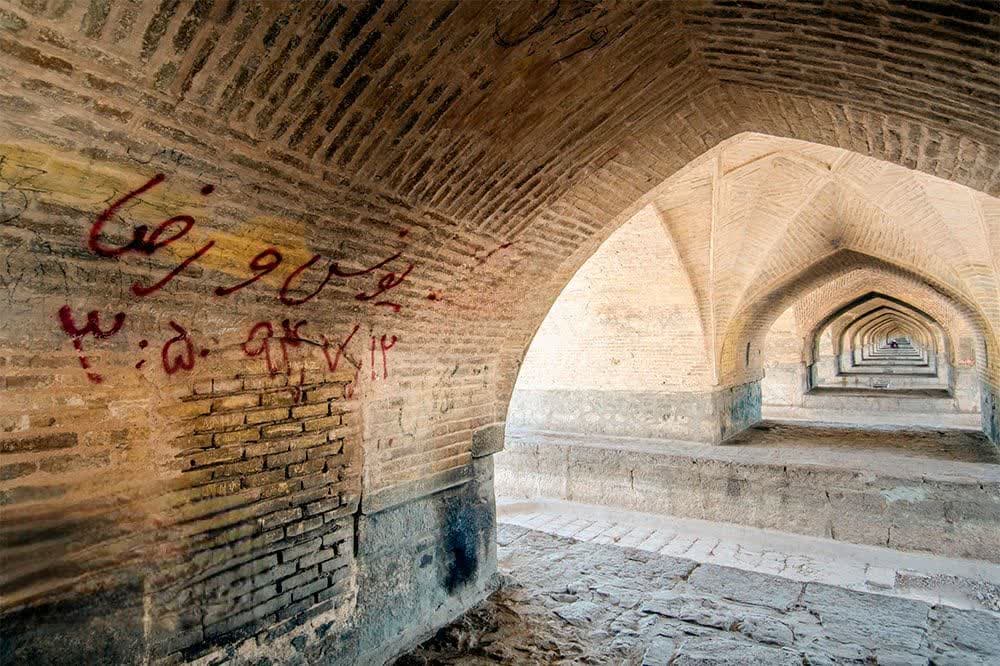 آیا نوشتن جمله برای یادگاری بر روی بناهای تاریخی و فرهنگی جرم است؟